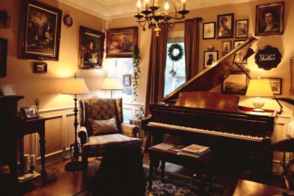 Intérieur élégant avec piano et fauteuil vintage