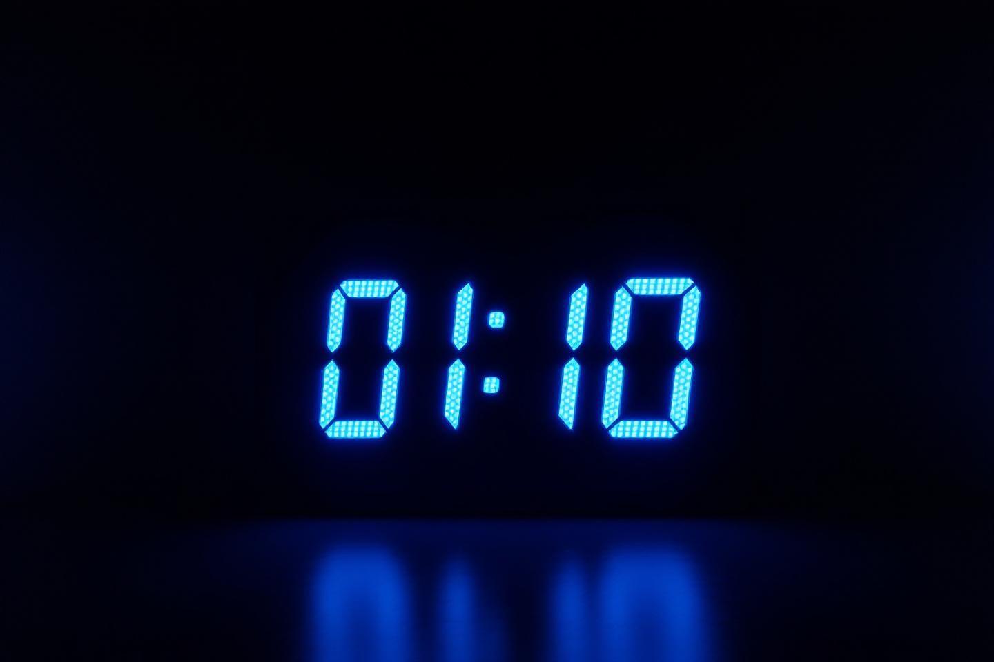 Affichage digital montrant l'heure 01:10 sur fond noir