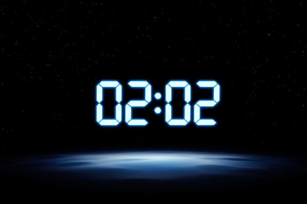 Affichage numérique montrant 02:02 sur fond spatial sombre