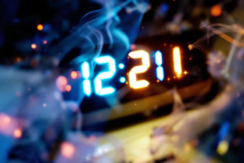 Affichage digital de l'heure 12:21 avec des lumières et de la fumée