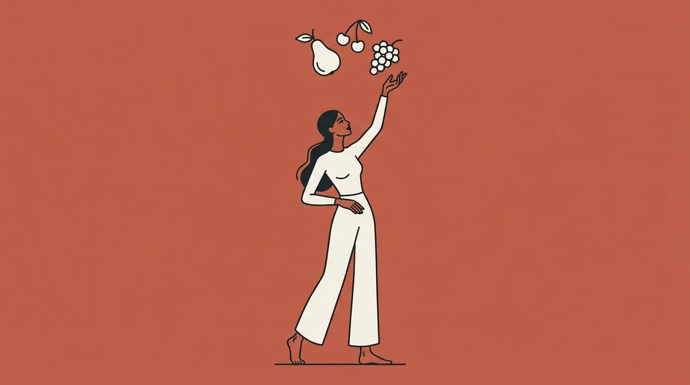 Femme en blanc levant bras vers fruits suspendus